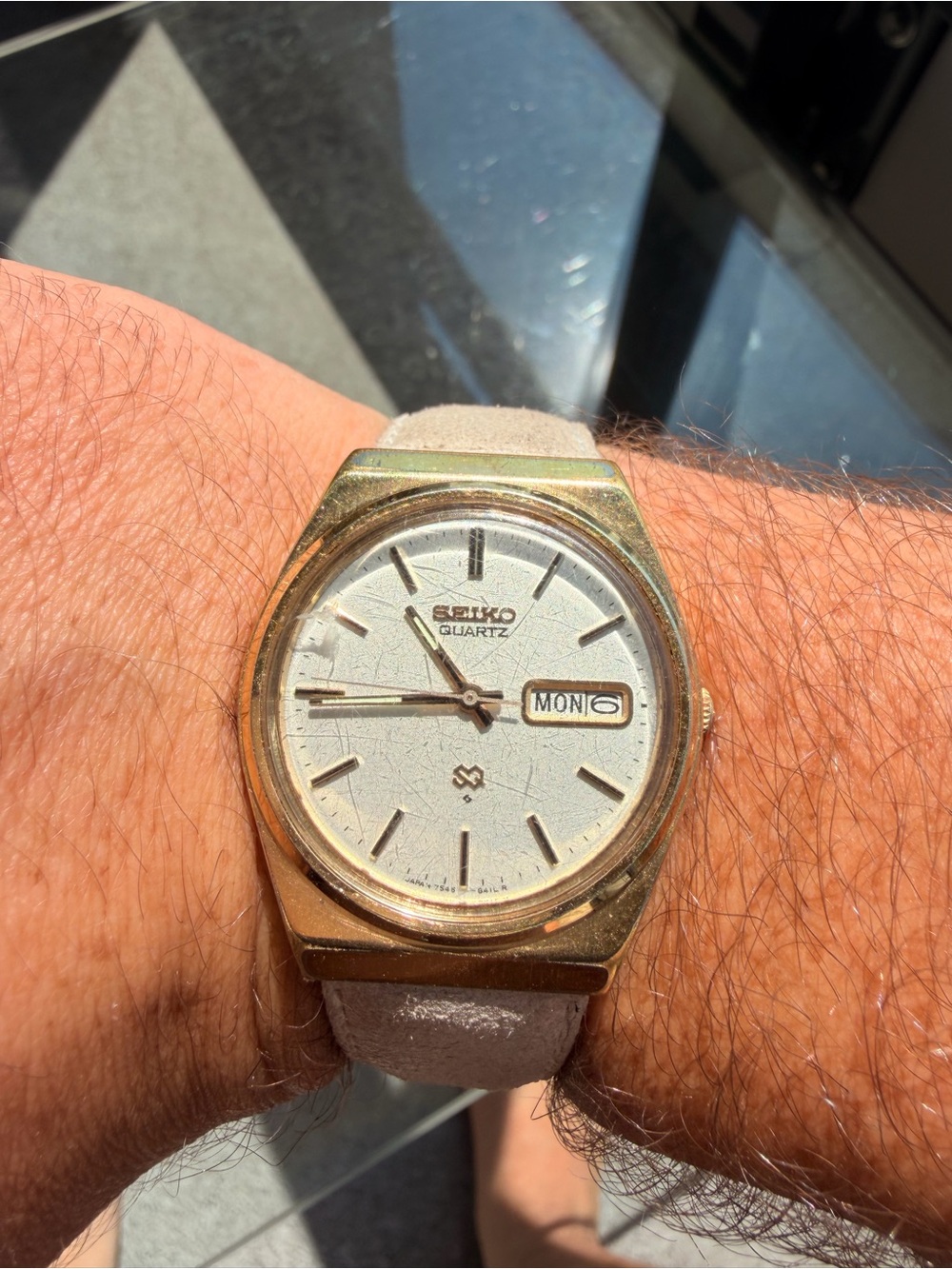 Seiko Quartz with white dial and leather strap (not running)